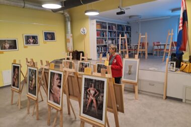 U delničkoj knjižnici "Janet Majnarich" postavljena je izložba "Zlatna kora" koja se može pogledati do 15. travnja / Foto M. KRMPOTIĆ