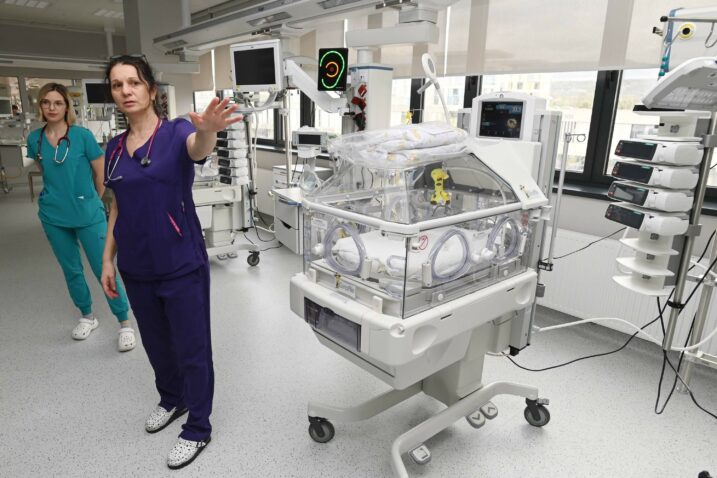 Specijalizantica Ema Šlabek i pročelnica Zavoda za intenzivno liječenje i neonatologiju Kristina Lah Tomulić / Foto Marko GRACIN