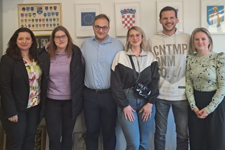 Članovi Savjeta mladih općine Lokve s čelnicama Vijeća Sandrom Okanović i Sanjom Beljan Brkić / Foto D. MIHELČIĆ