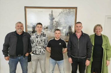 Norbert Mavrinac, Gašpar Mavrinac, Jakov Prpić, Marin Zaharija i Ivana Cvitan Polić / Foto OPĆINA ČAVLE