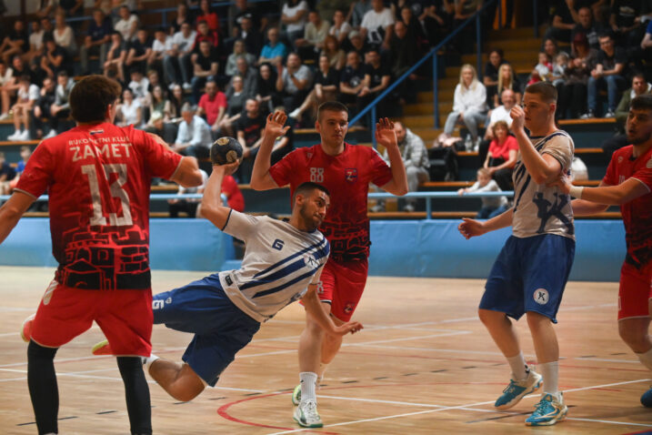 Karlo Devčić (Kozala) između Zamećana Tina Tomljanovića i Matije Perkova/Foto A. KRIŽANEC