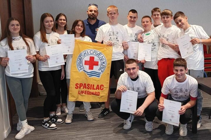 Sudionici tečaja sa zasluženim diplomama / Foto GDCK CRIKVENICA