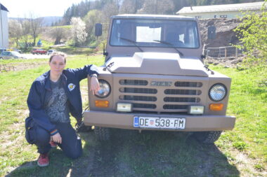 Gorana Rezendes kraj jednog od svojih oldtimer ljubimaca / Foto M. KRMPOTIĆ