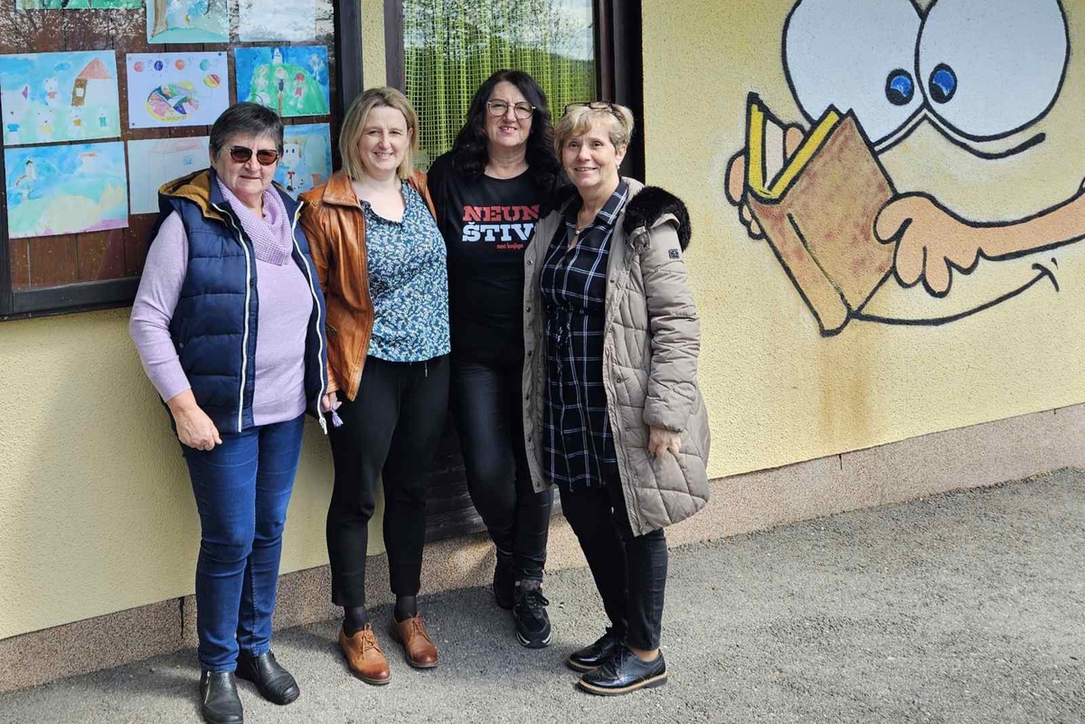 Sudionice radionice o važnosti čitanja pred Hrvatskom čitaonicom sela Kuti