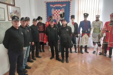 Hrvatski časnički zbor Liburnije tijekom posjeta muzeju u Pakracu