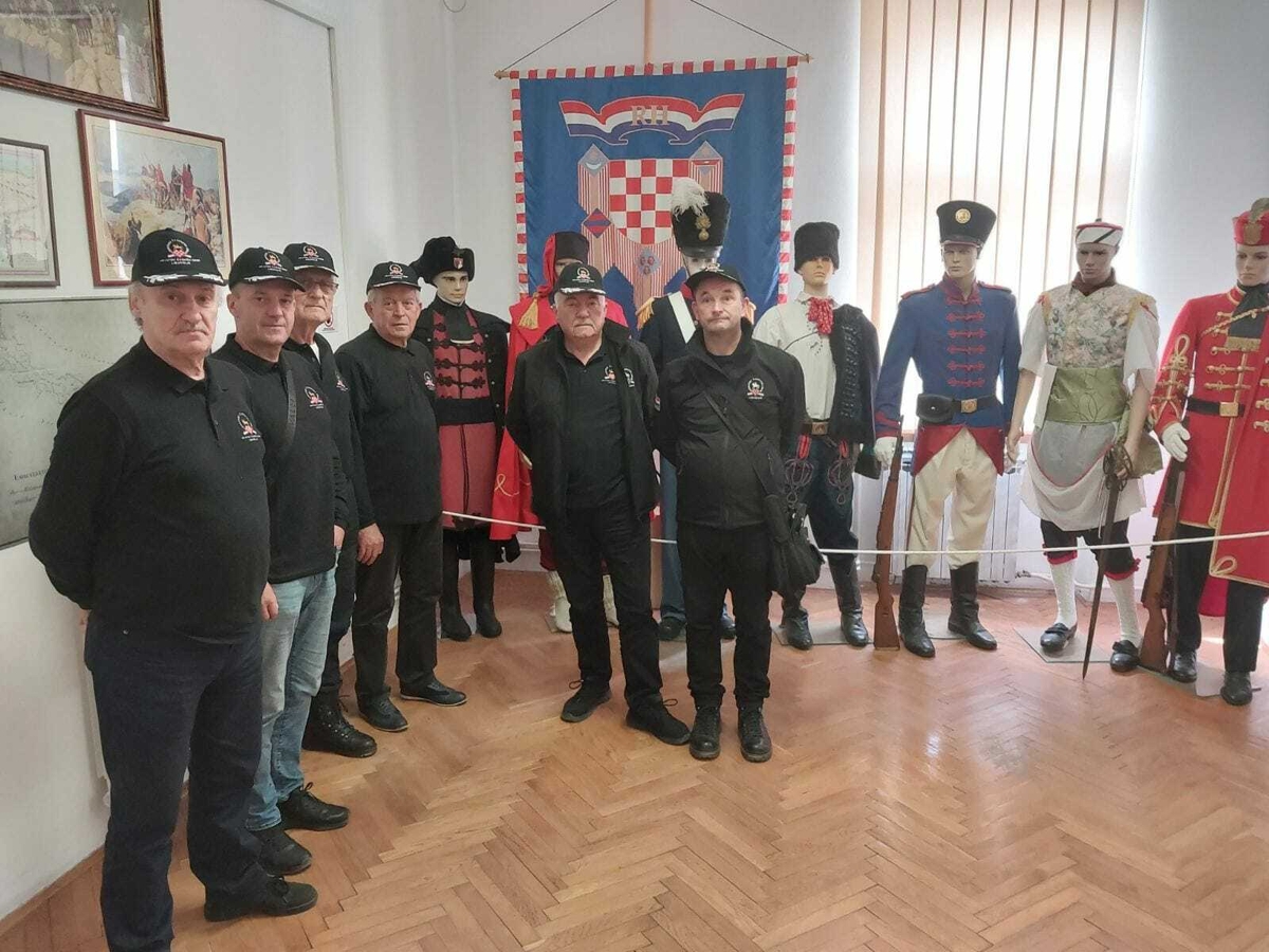 Hrvatski časnički zbor Liburnije tijekom posjeta muzeju u Pakracu