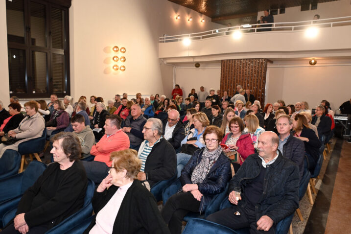 Stanovnici Klane ispunili su gledalište kako bi na otvorenju dvorane pogledali predstavu »Duhi« u izvedbi ansambla KKL-a / Snimio Vedran KARUZA