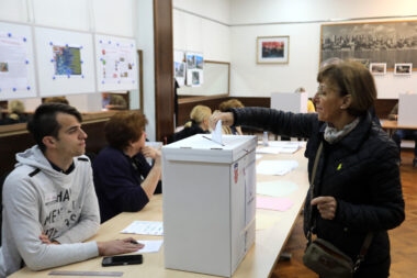 Glasovanje u VIII. izbornoj jedinici na biračkom mjestu u Mjesnom odboru Pećine / Foto Goran Kovacic/PIXSELL