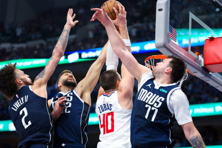 Ivica Zubac pokušava zakucati kraj Derecka Livelyja II, Maxija Klebera i Luke Dončića/Foto REUTERS