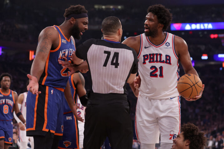 Mitchell Robinson i Joel Embiid/Foto REUTERS