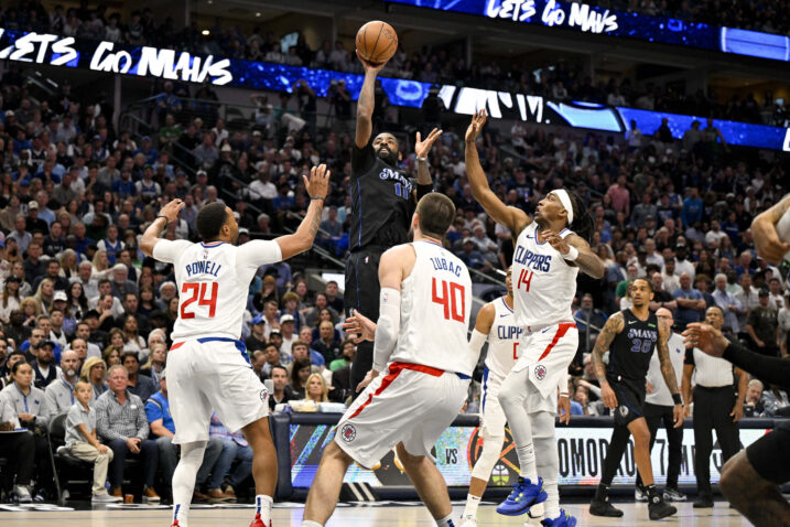 Kyrie Irving zabija preko Normana Powella, Ivice Zubca i Terance Manna/Foto REUTERS