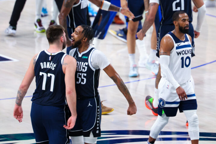Luka Dončić i Derrick Jones Jr. /Foto REUTERS