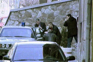 Trenutak nakon atentata na srbijanskog premijera Zorana Đinđića 2003. uhvaćen kamerama TV B92 / Foto Reuters