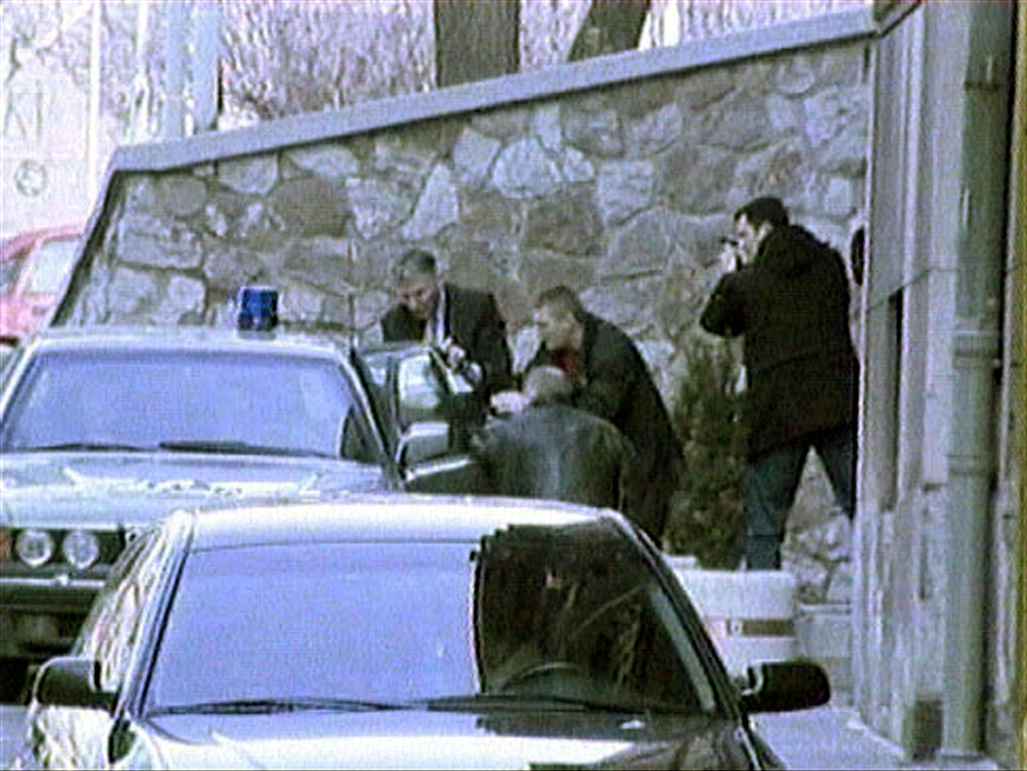 Trenutak nakon atentata na srbijanskog premijera Zorana Đinđića 2003. uhvaćen kamerama TV B92 / Foto Reuters