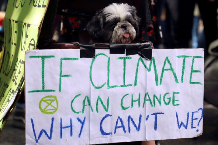 Ilustracija - Parola s jednog od prosvjeda: "Ako se klima može mijenjati, zašto se mi ne možemo!?" / Reuters