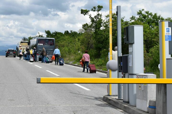 Ukrcaj putnika na državnoj cesti ispred rampe na parkiralištu zračne luke / Foto M. TRINAJSTIĆ