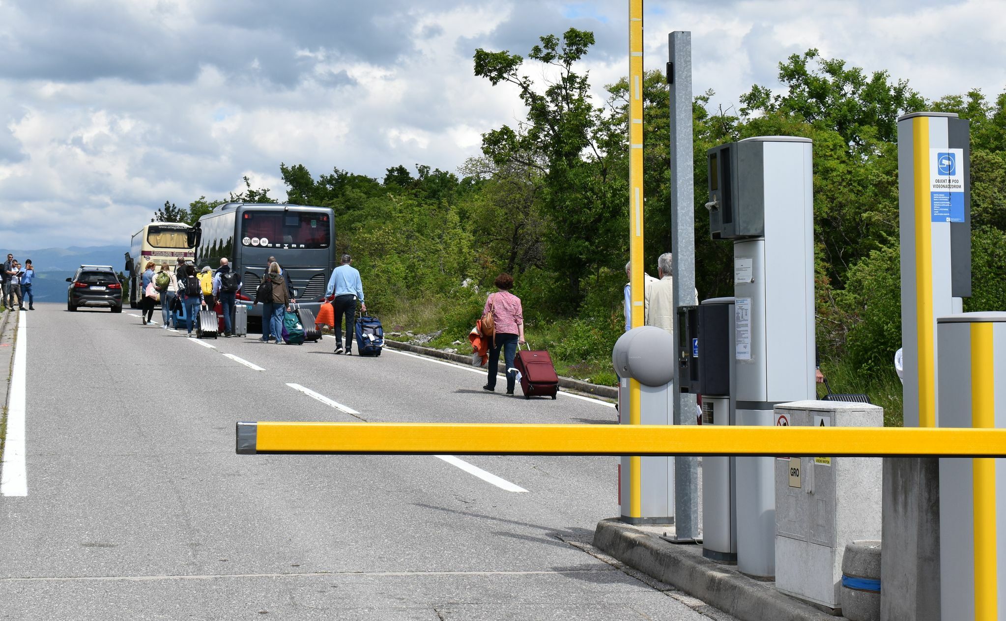 Ukrcaj putnika na državnoj cesti ispred rampe na parkiralištu zračne luke / Foto M. TRINAJSTIĆ