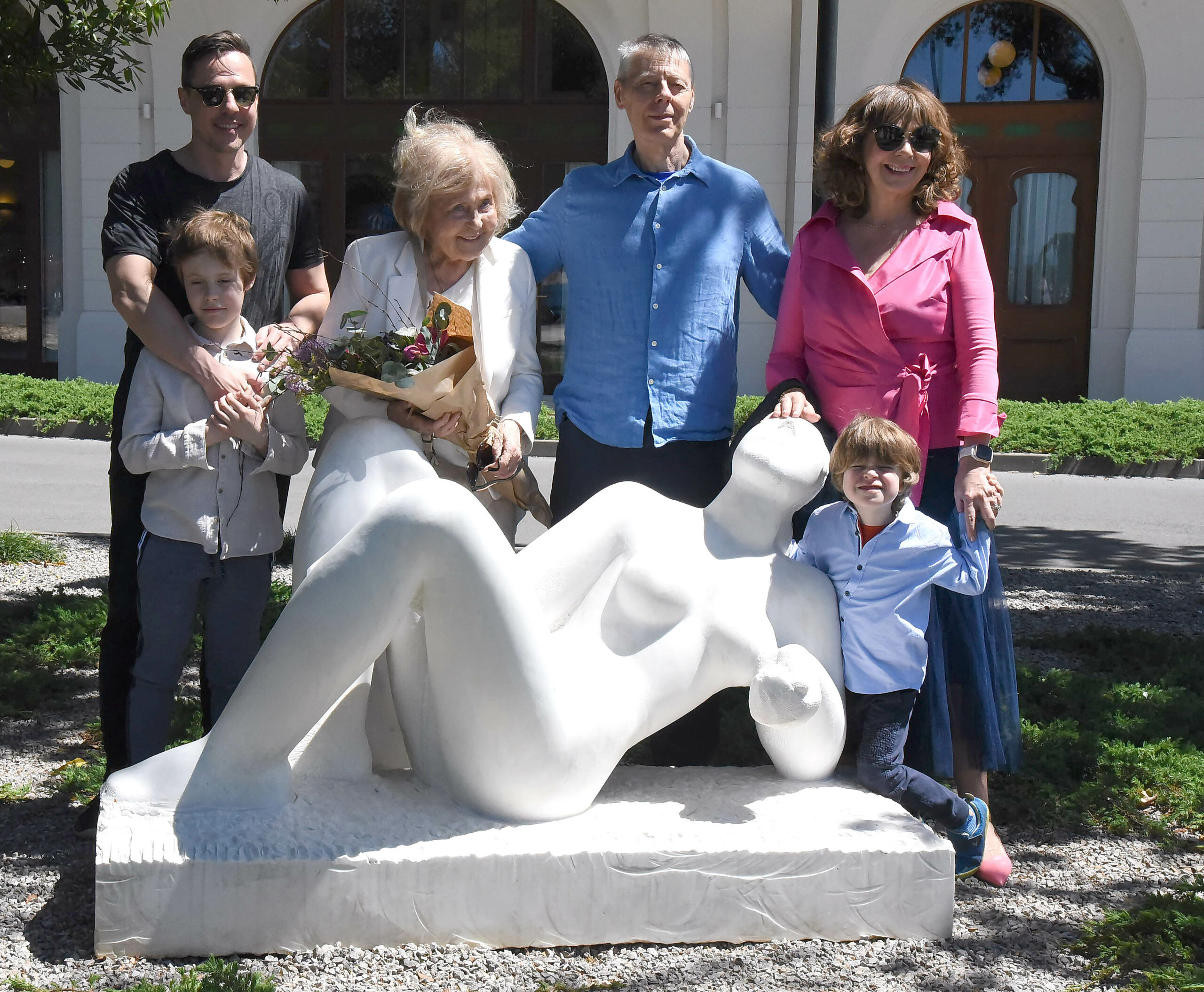 Obitelj pokojnog akademskog kipara Rudolfa Matutinovića uz Crikvenici darovanu skulpturu / Snimio Sergej DRECHSLER