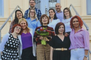 Okupljanje ispred opatijske škole