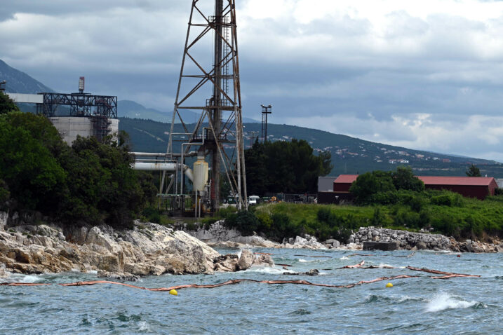 Zaštita mora branama postavljenim u more oko rafinerije očito nije dovoljna / Foto V. KARUZA