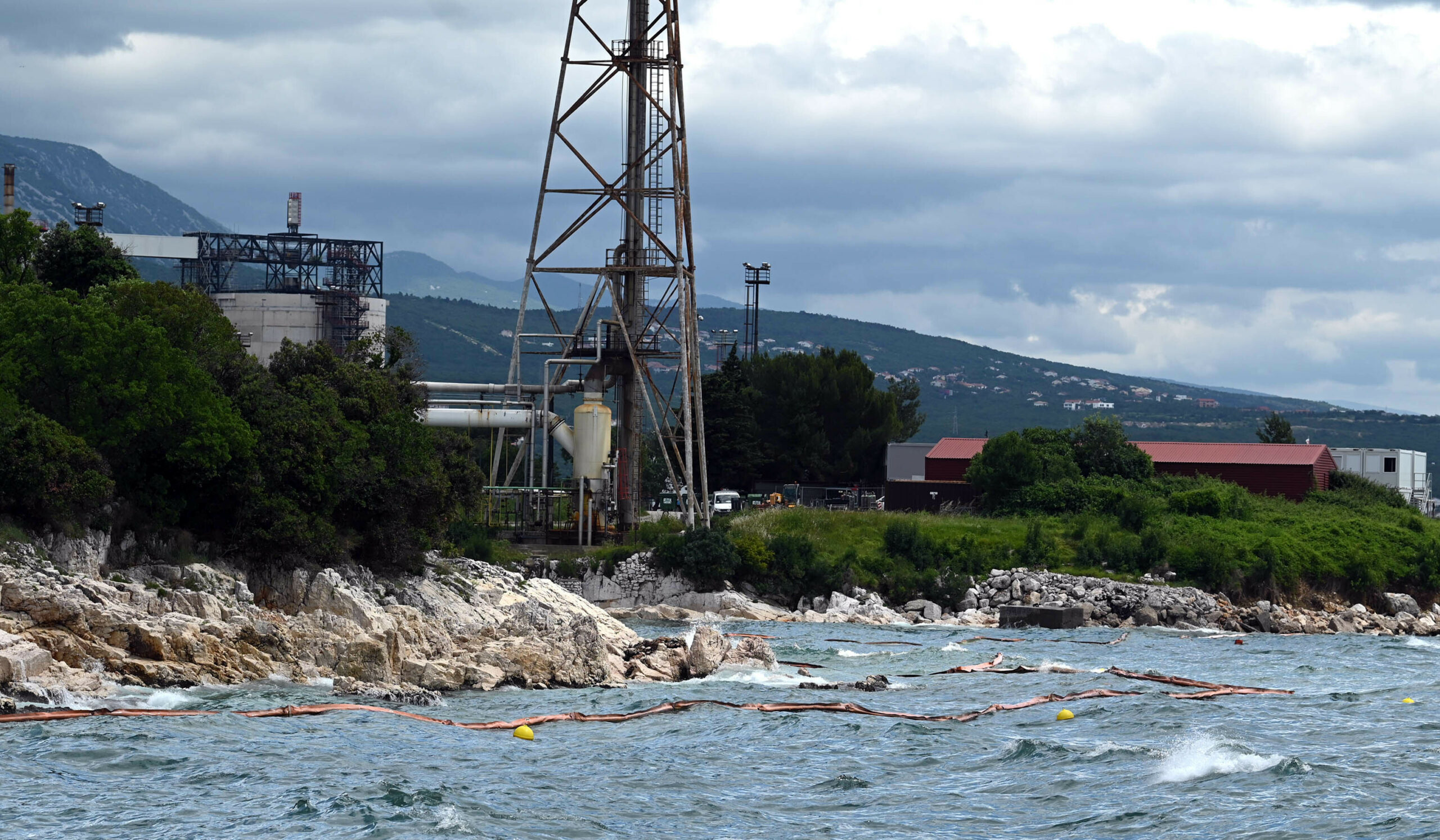 Zaštita mora branama postavljenim u more oko rafinerije očito nije dovoljna / Foto V. KARUZA