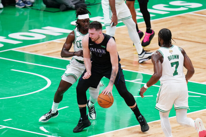 Luka Dončić i Jrue Holiday/Foto REUTERS