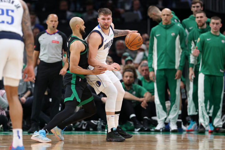 Luka Dončić i Derrick White/Foto REUTERS