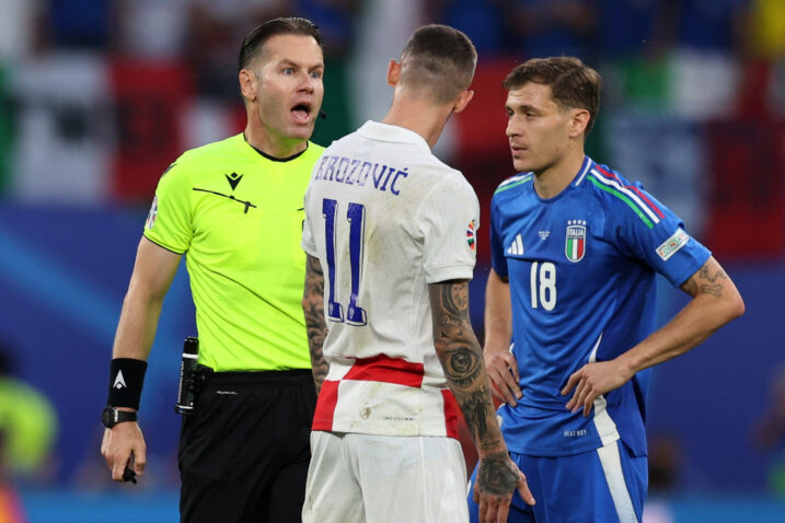 Danny Makkelie, Marcelo Brozović i Nicolo Barella/Foto REUTERS