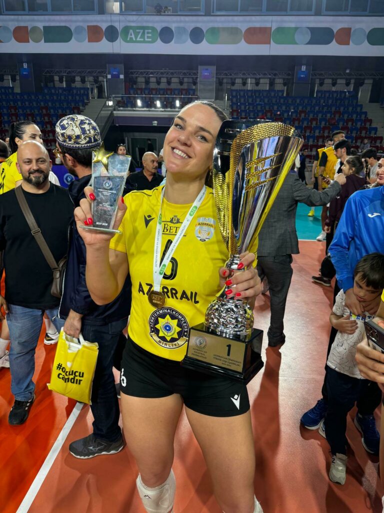 Katarina Pilepic s trofejom prvakinja Azerbajdzana i nagradom za MVP igracicu prvenstva