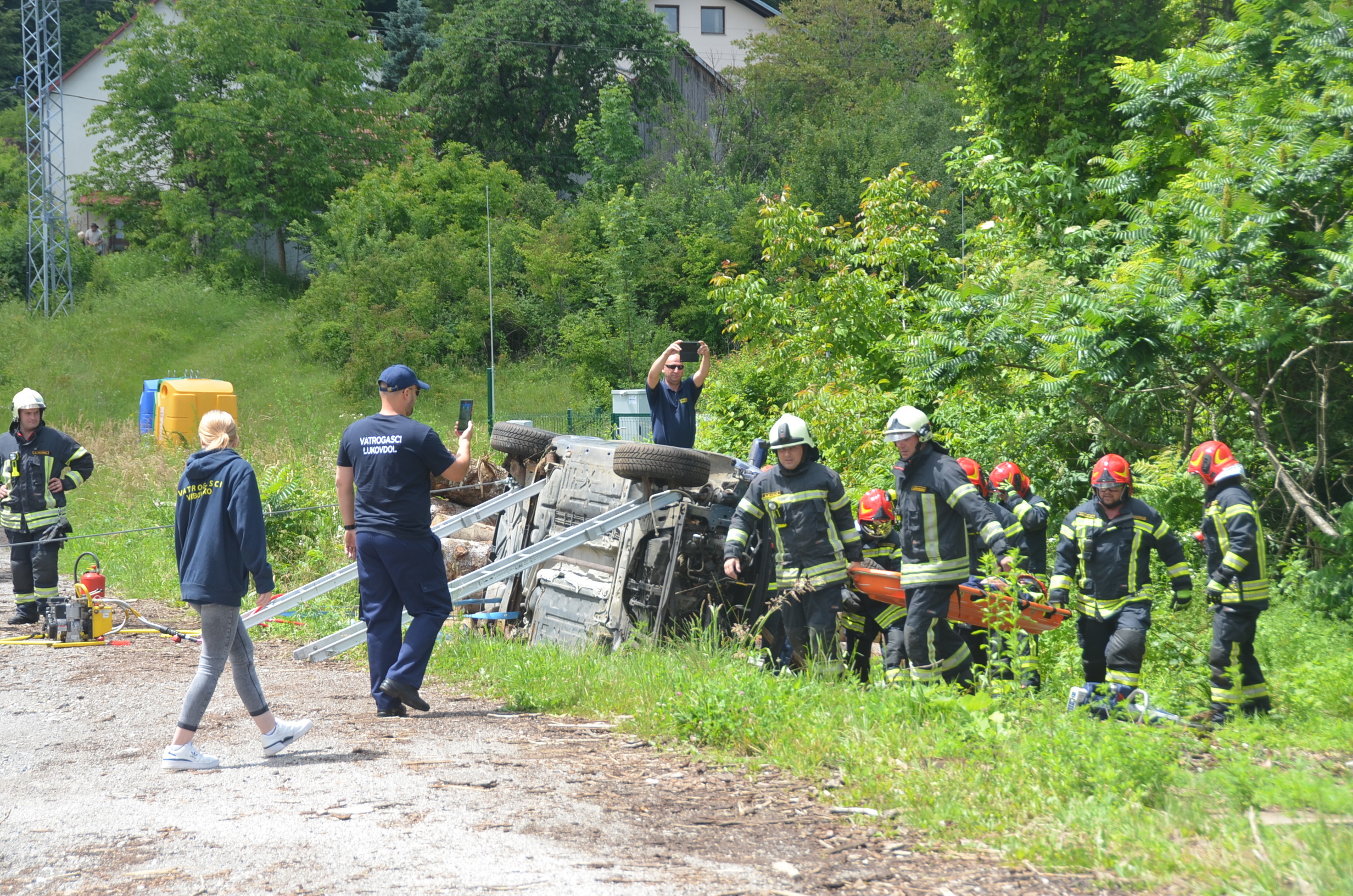 Teško ranjeni vozač izvučen je iz uništenog automobila / Foto M. KRMPOTIĆ