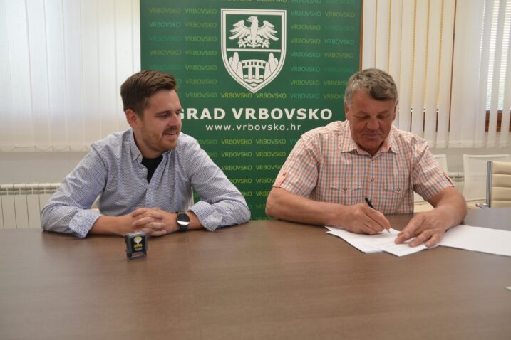 Krešimir Kraljić i gradnačelnik Dražen Mufić potpisali su ugovor o radovima na dječjem igralštu