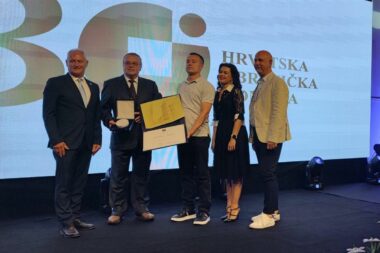 Aleksandar Volarić priznanje je dobio na svečanoj Akademiji u povodu 30. godišnjice HOK-a / Foto HOK