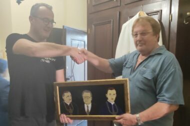 Velečasni Marijan Žderić i Dino Đelmo prilikom predaje slike Župi svete Ane u Voloskom