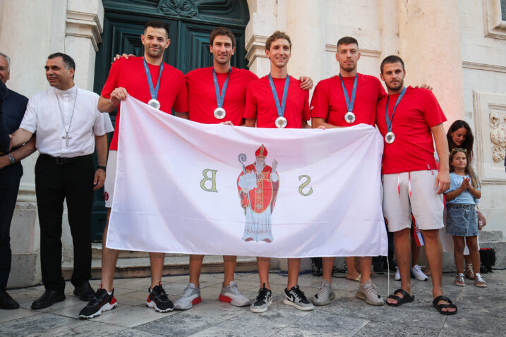 Dubrovčani su ispred crkve sv. Vlaha dočekali srebrne hrvatske vaterpoliste Maru Jokovića, Marka Bijača, Tonija Popadića, Marka Žuvelu i Lorena Fatovića/Foto PIXSELL