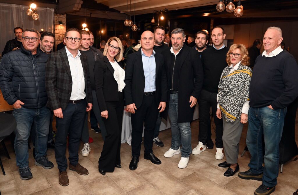 Prvi istaknuo kandidaturu - Ante Vičević s prijateljima i suradnicima / Snimio Marko Gracin
