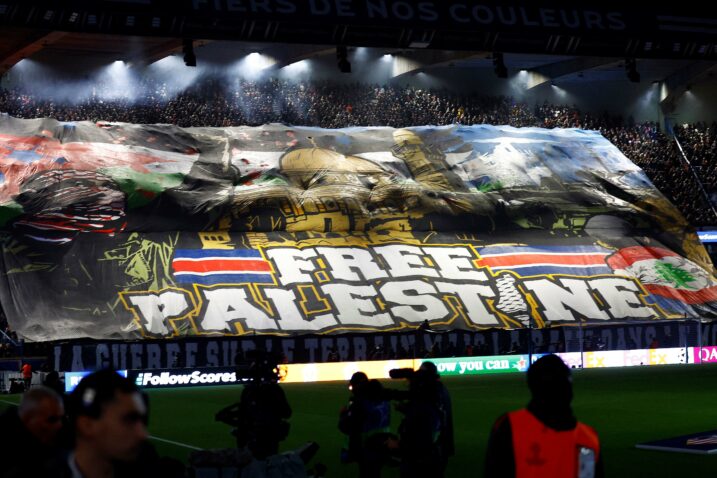 Navijači PSG-a prije nekoliko dana su podigli poruku podrške Palestini/Foto REUTERS