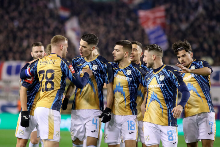 Niko Janković s kapetanom Ivanom Smolčićem i suigračima/Foto PIXSELL