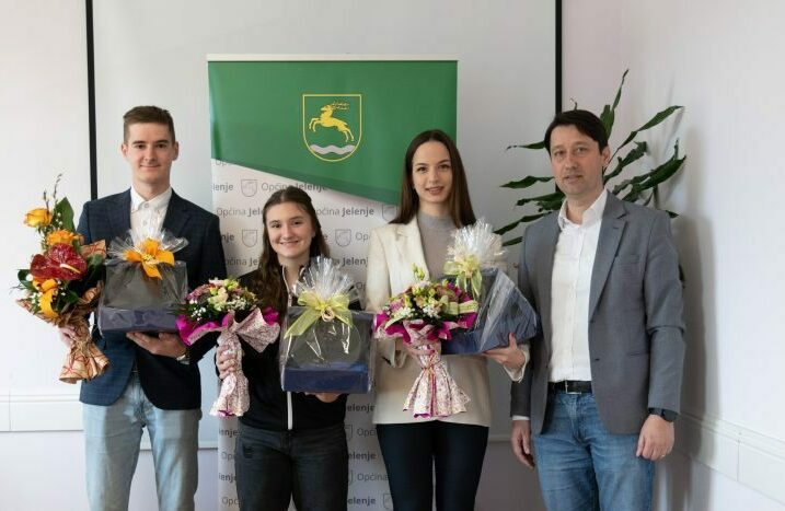 Najuspješniji studenti i sportaši primili priznanja Arian Ban, Gabriela Frlan i Ema Kukuljan s načelnikom Općine Jelenje Robertom Marčeljom / Foto Općina Jelenje