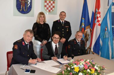 Borislav Jelušić, Toni Juranić i Goran Frgačić prigodom potpisivanja ugovora o kapitalnoj donaciji Općine Baška svom DVD-u, na potpisivanju sudjelovali Tanja Grlj i Goran Grubišić / Snimio: Mladen TRINAJSTIĆ