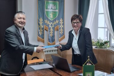 Ivica Križ predaje potpise građana