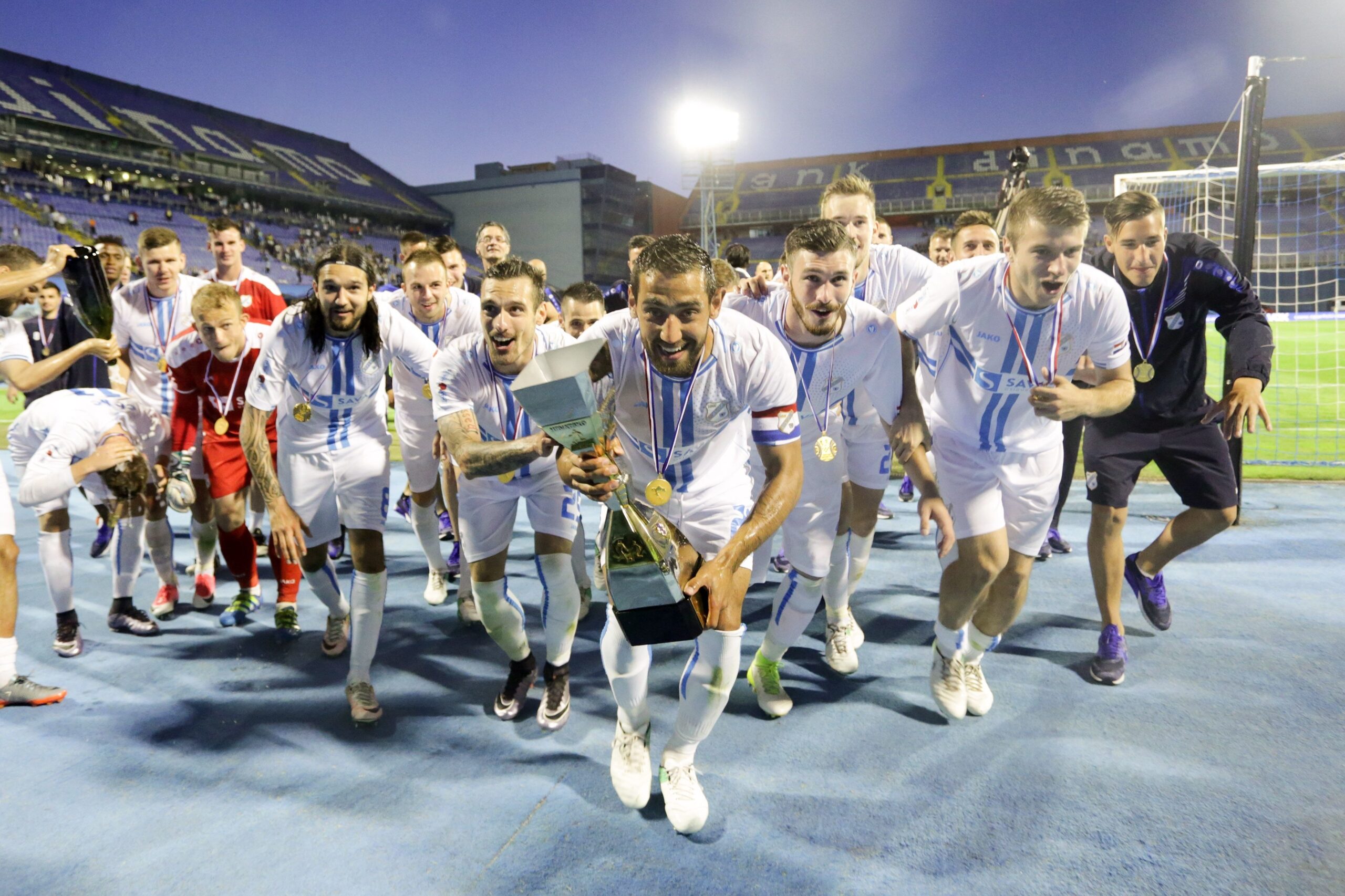 PODSJETNIK NA 2017. - Mate Maleš podigao je u Maksimiru trofej za prvu titulu prvaka Rijeke/Foto PIXSELL