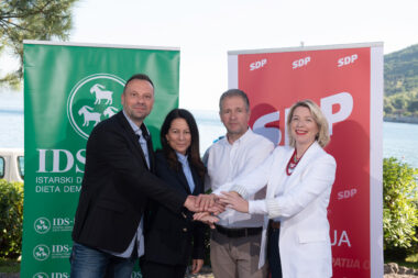 U Lovranu su koalicijski sporazum sklopili IDS i SDP. Na slici Edi Lohajner, Aleksandra Vio, Domijan Kršanac, Andrea Gržević / Foto IDS I SDP LOVRAN
