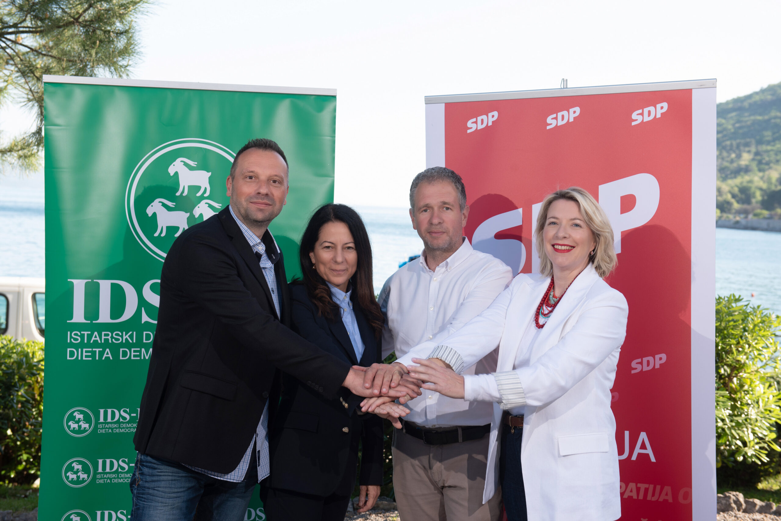 U Lovranu su koalicijski sporazum sklopili IDS i SDP. Na slici Edi Lohajner, Aleksandra Vio, Domijan Kršanac, Andrea Gržević / Foto IDS I SDP LOVRAN