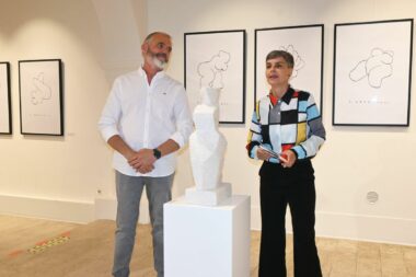 Petar Hranuelli i Zrinka Ettinger Starčić uz skulpturu »Bura« / Foto Bojan Purić