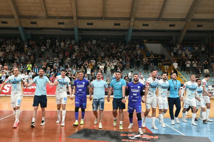 POBJEDNIČKI VALOVI - Igrači Rijeke slave pobjedu s navijačima/Foto HMNK RIJEKA