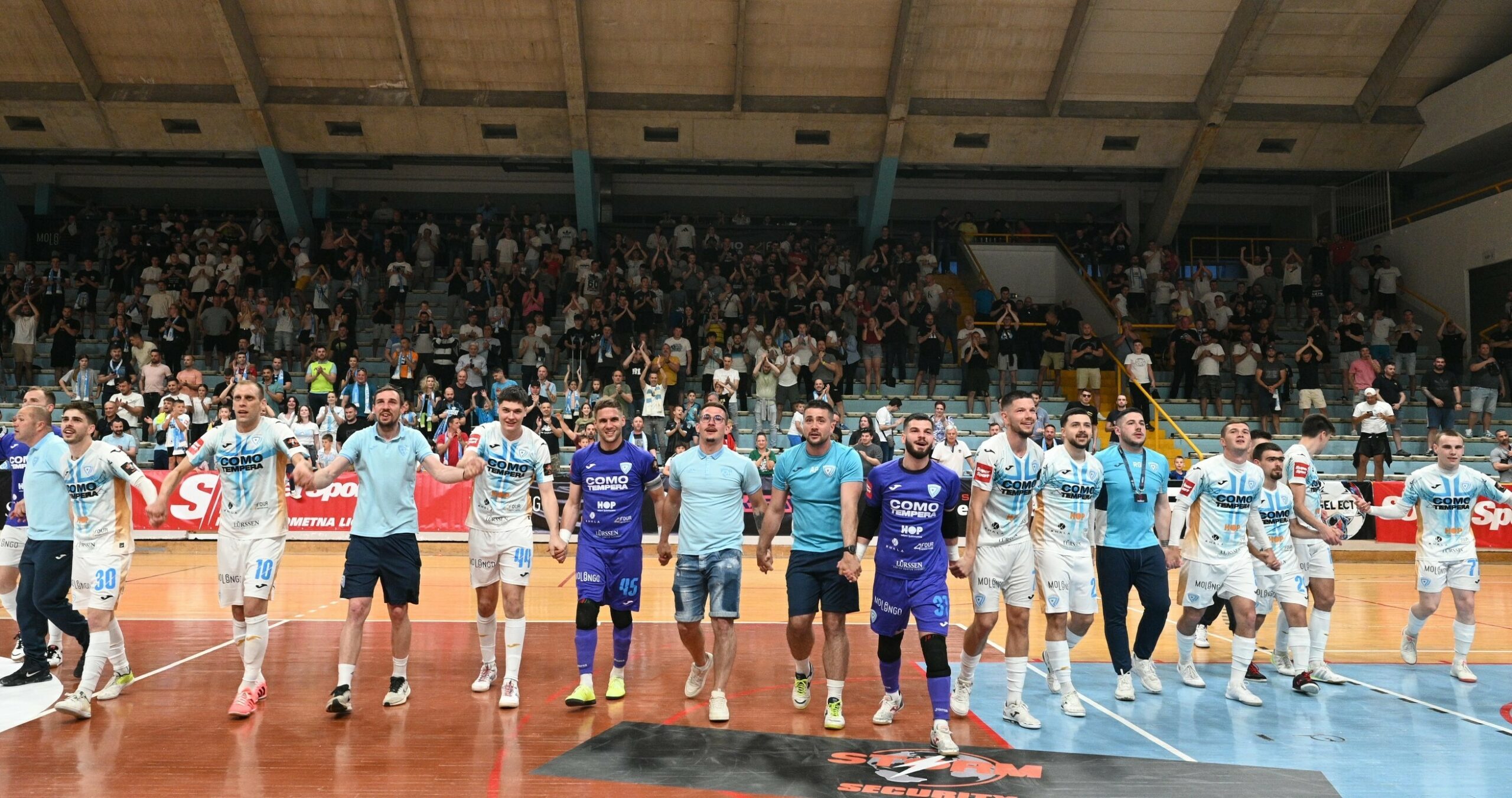 POBJEDNIČKI VALOVI - Igrači Rijeke slave pobjedu s navijačima/Foto HMNK RIJEKA