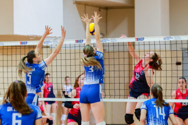 Franka Perkov (Kostrena) puca u zadarski blok Izabele Kero i Lane Nimac/Foto M. KOMINA