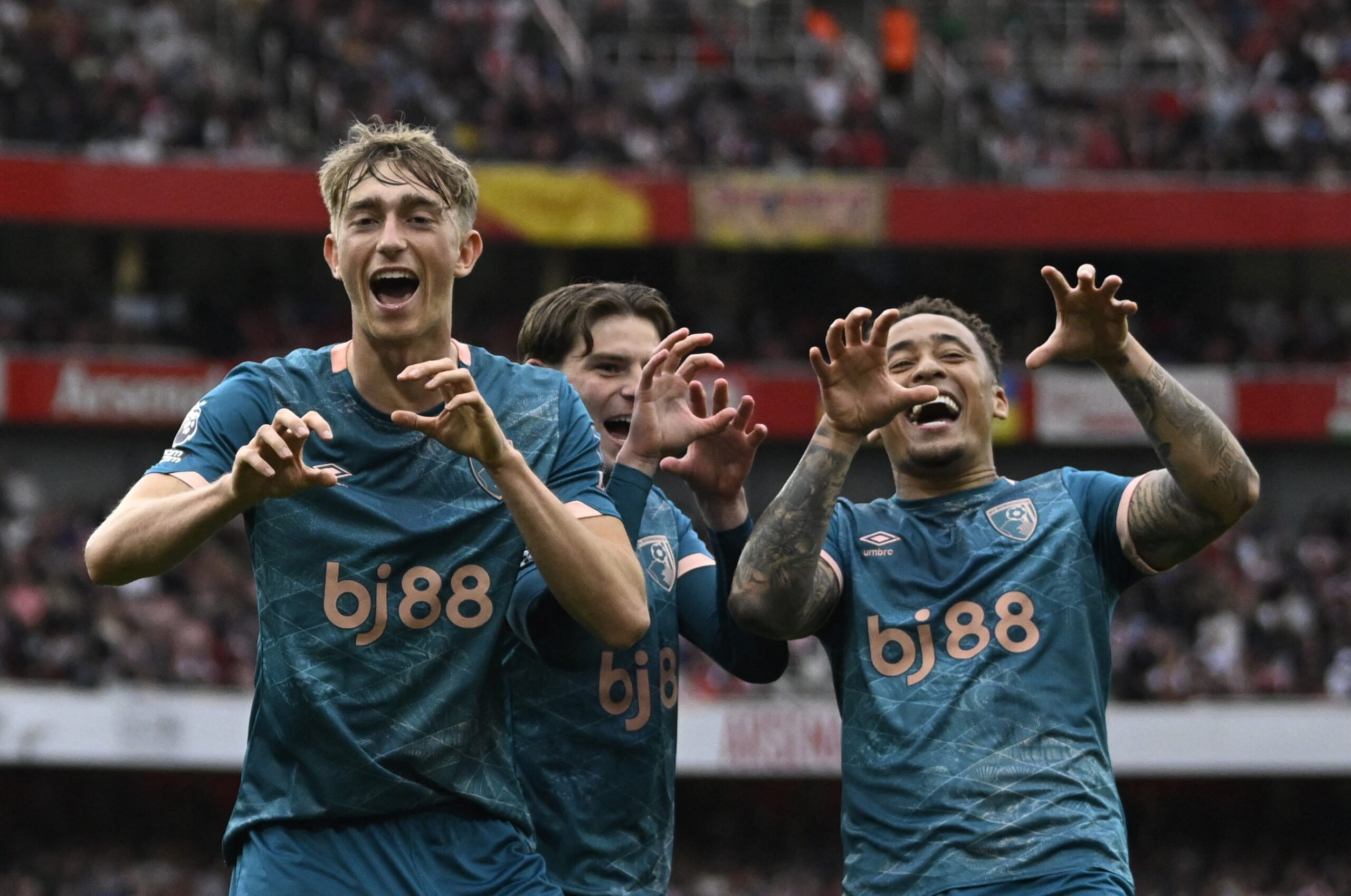 Dean Huijsen, Alex Scott i Marcus Tavernier/Foto REUTERS