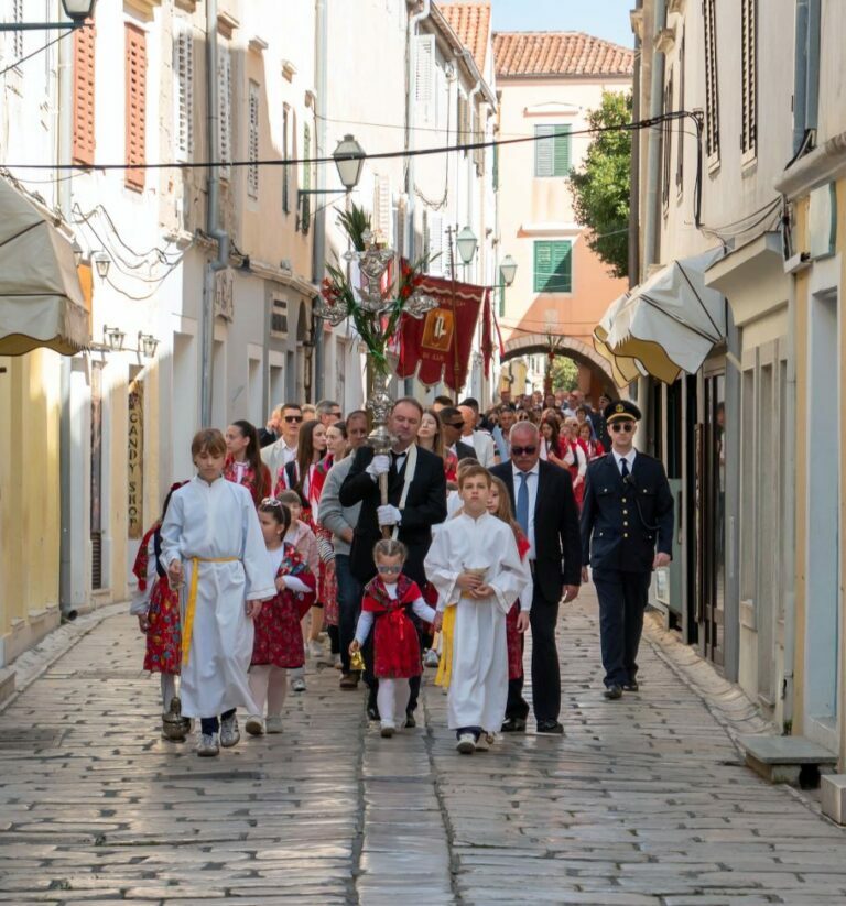 Križi - procesija rapskim ulicama / Foto: Sanjin Badurina