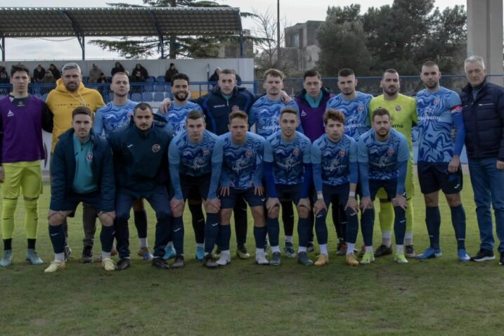 VEDRIJI PROLJETNI TONOVI - Nogometaši Crikvenice s trenerom Marijanom Tomićem/Foto NK CRIKVENICA